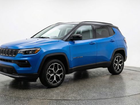 Used 2025 Jeep Compass Limited AWD/4WD image 3