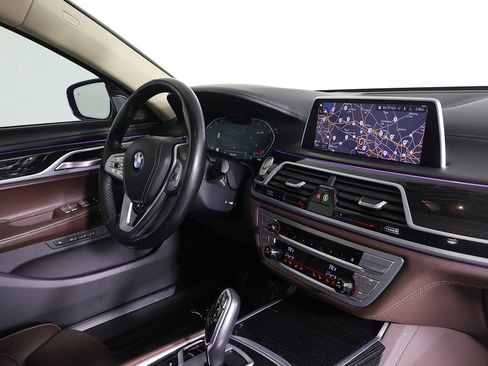 Used 2021 BMW 740i xDrive w/ Premium Package image 31