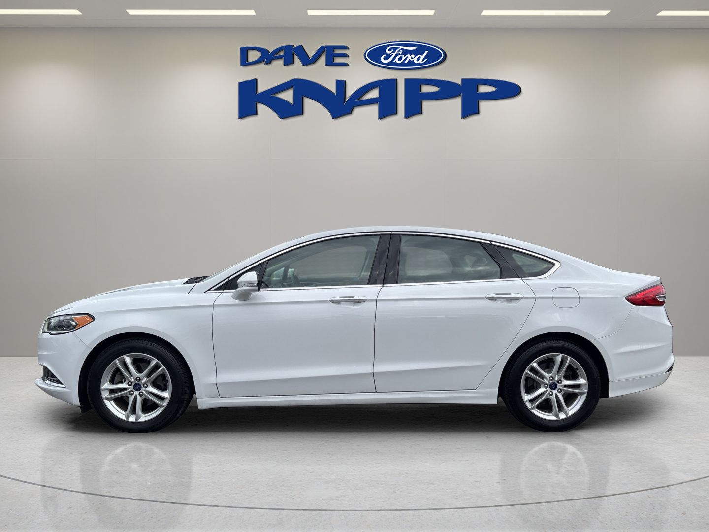Used 2018 Ford Fusion SE w/ Fusion SE Technology Package FWD image 4