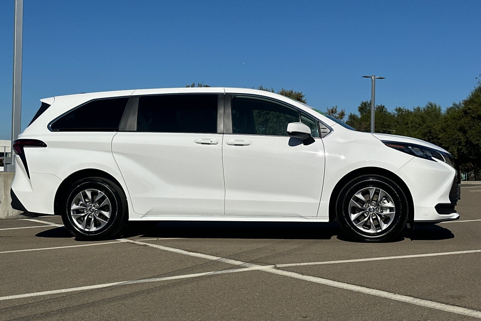 Certified 2026 Toyota Sienna LE FWD image 3