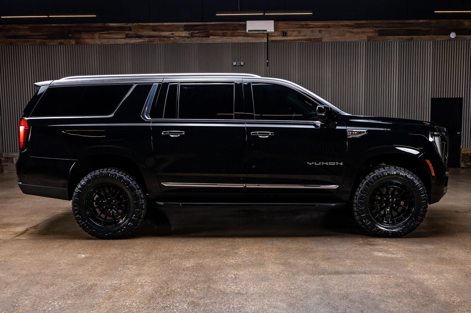 Used 2025 GMC Yukon XL Elevation AWD/4WD image 11