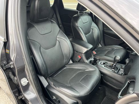 Used 2019 Jeep Cherokee Limited image 18