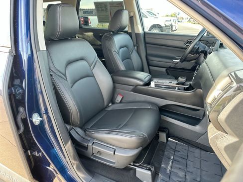 Used 2025 Nissan Pathfinder SV FWD image 24