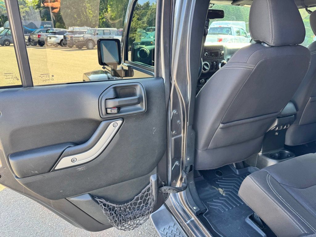 Used 2017 Jeep Wrangler Unlimited Sahara w/ Connectivity Group AWD/4WD image 25
