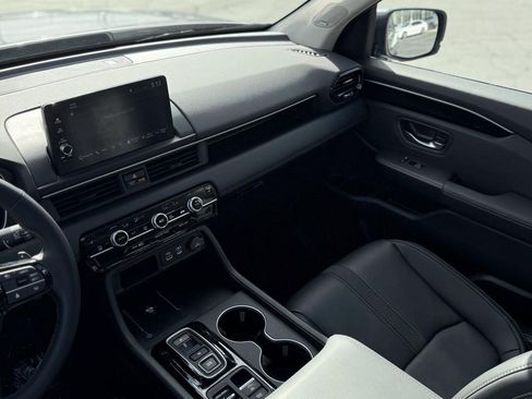 Certified 2025 Honda Pilot Touring image 33