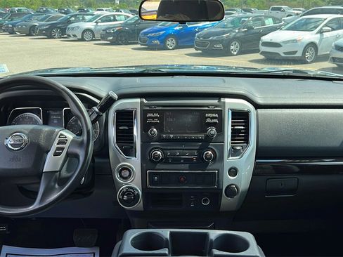 Used 2018 Nissan Titan SV image 12
