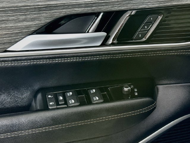 Used 2024 Jeep Wagoneer L Series II w/ Flexible Seating Group RWD image 23