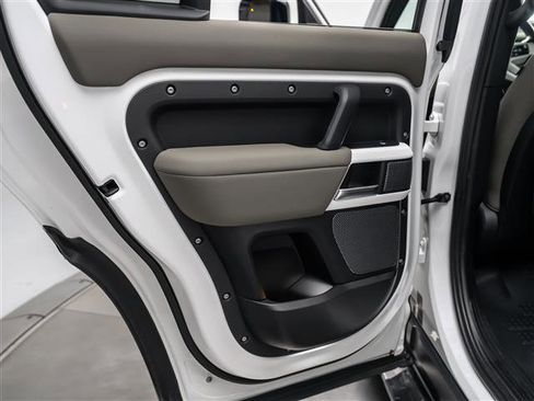 Used 2022 Land Rover Defender 110 S image 24