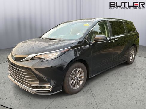 Used 2023 Toyota Sienna XLE FWD image 1