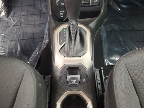 Used 2017 Jeep Renegade Latitude w/ Popular Equipment Group image 25