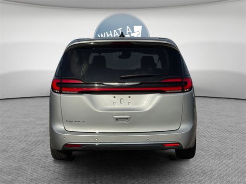 Certified 2024 Chrysler Pacifica Touring-L image 8