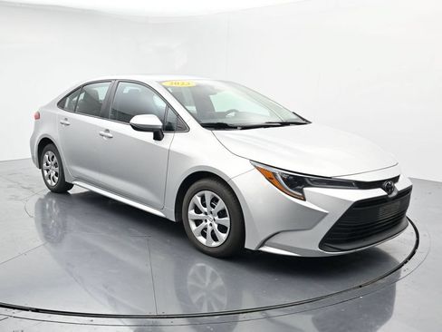 Used 2023 Toyota Corolla LE FWD image 2