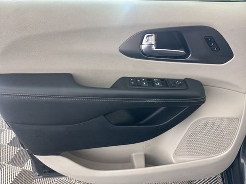 Used 2023 Chrysler Pacifica Touring-L image 21