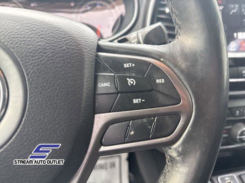 Used 2019 Jeep Cherokee Limited image 12