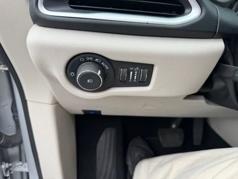 Used 2024 Chrysler Pacifica Touring-L FWD image 14