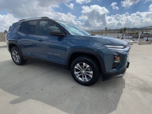 Used 2025 Chevrolet Equinox LT w/ Convenience Package II image 2