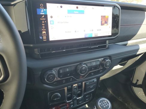 Used 2025 Jeep Wrangler Unlimited Rubicon w/ Safety Group image 27