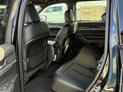 New 2025 Jeep Grand Cherokee Limited w/ Black Appearance Package image 7