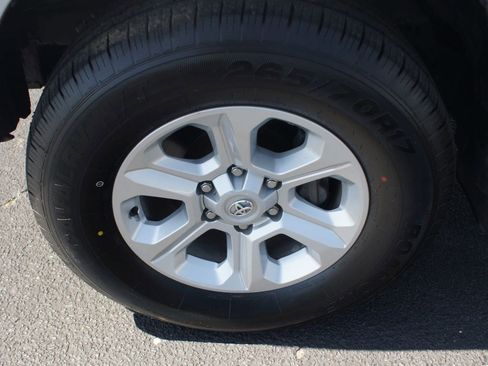 Used 2024 Toyota 4Runner SR5 AWD/4WD image 22