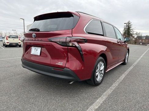 Used 2024 Toyota Sienna XLE image 9
