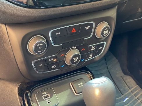 Used 2019 Jeep Compass Latitude FWD image 39