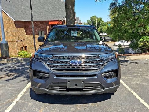 Used 2024 Ford Explorer XLT AWD/4WD image 2