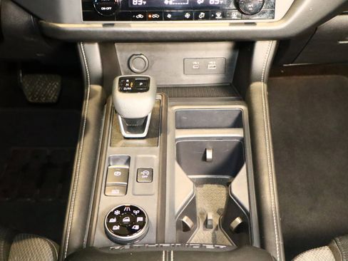 Used 2024 Nissan Pathfinder S image 29