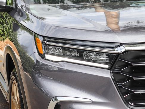 Used 2024 Honda Pilot Touring image 4