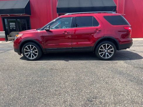 Used 2015 Ford Explorer XLT w/ Equipment Group 202A AWD/4WD image 12