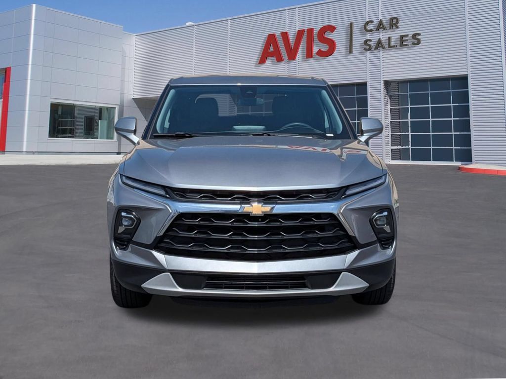 Used 2025 Chevrolet Blazer LT FWD image 2