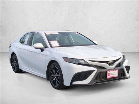 Certified 2022 Toyota Camry SE w/ Convenience Package image 3