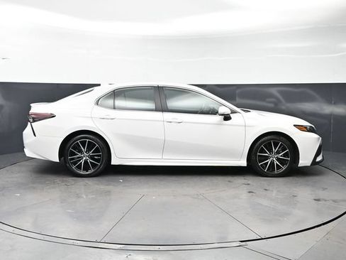 Used 2024 Toyota Camry SE FWD image 4