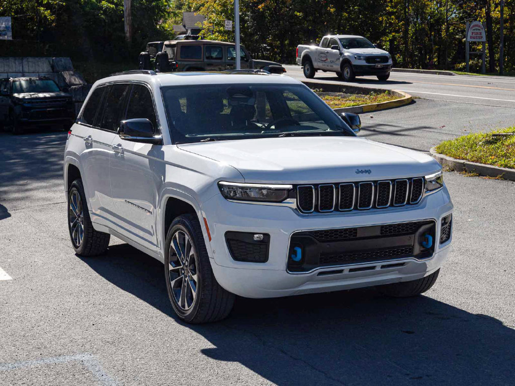 Used 2023 Jeep Grand Cherokee Overland w/ Luxury Tech Group IV AWD/4WD image 3