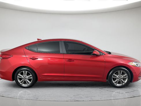 Used 2017 Hyundai Elantra SE FWD image 2