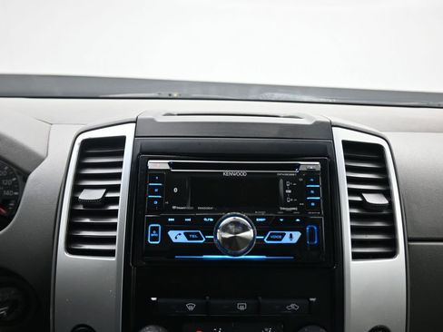 Used 2010 Nissan Frontier SE image 15