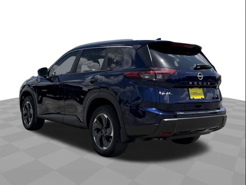 Used 2024 Nissan Rogue SV w/ SV Premium Package FWD image 3
