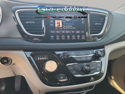 Used 2019 Chrysler Pacifica Limited image 22