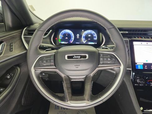 Used 2024 Jeep Grand Cherokee Limited w/ Luxury Tech Group II AWD/4WD image 17