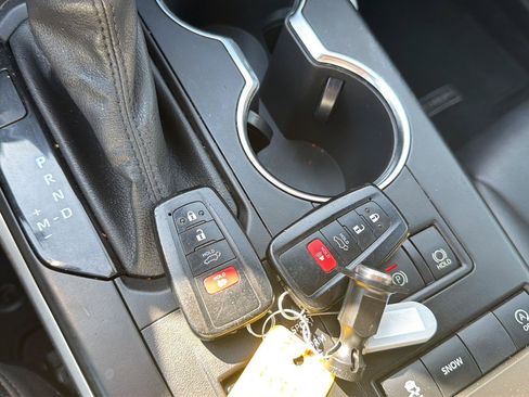 Used 2022 Toyota Highlander XSE FWD image 28