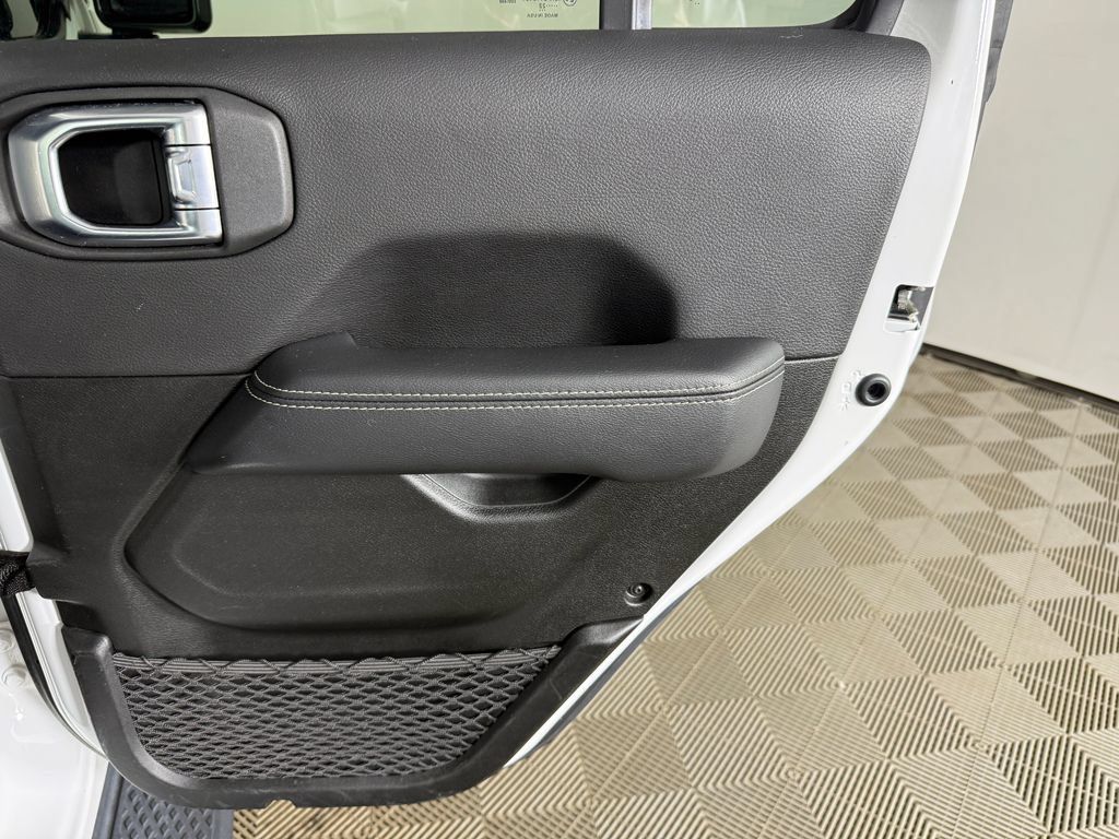 Used 2022 Jeep Gladiator Overland AWD/4WD image 18