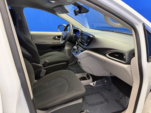 Used 2017 Chrysler Pacifica Touring FWD image 26