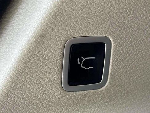 Used 2018 Chrysler Pacifica Touring Plus w/ Tire & Wheel Group image 28