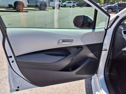 Used 2025 Toyota Corolla LE image 12