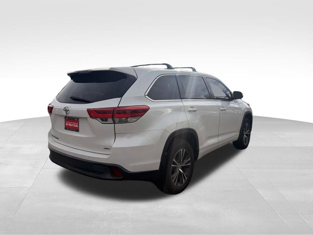 Used 2017 Toyota Highlander LE w/ Carpet Mat Package AWD/4WD image 4