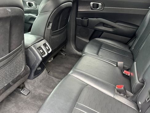 Used 2024 Kia Sorento S image 12