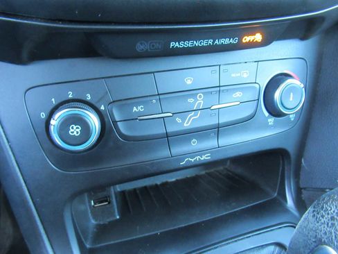 Used 2017 Ford Focus SE image 33