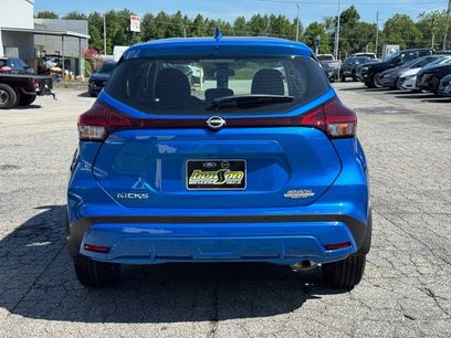 New 2025 Nissan Kicks Play S