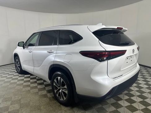 Used 2023 Toyota Highlander XLE AWD/4WD image 5
