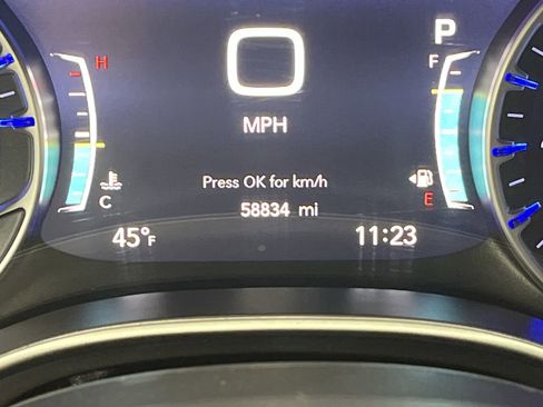 Used 2024 Chrysler Pacifica Touring-L image 16