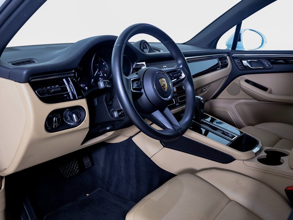 Used 2025 Porsche Macan AWD/4WD image 4